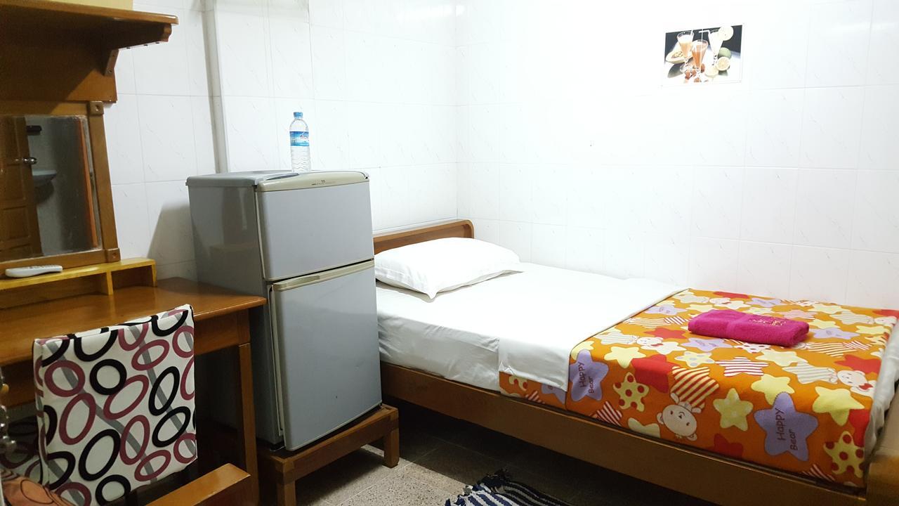 Chan Myae Guesthouse Yangón Exterior foto